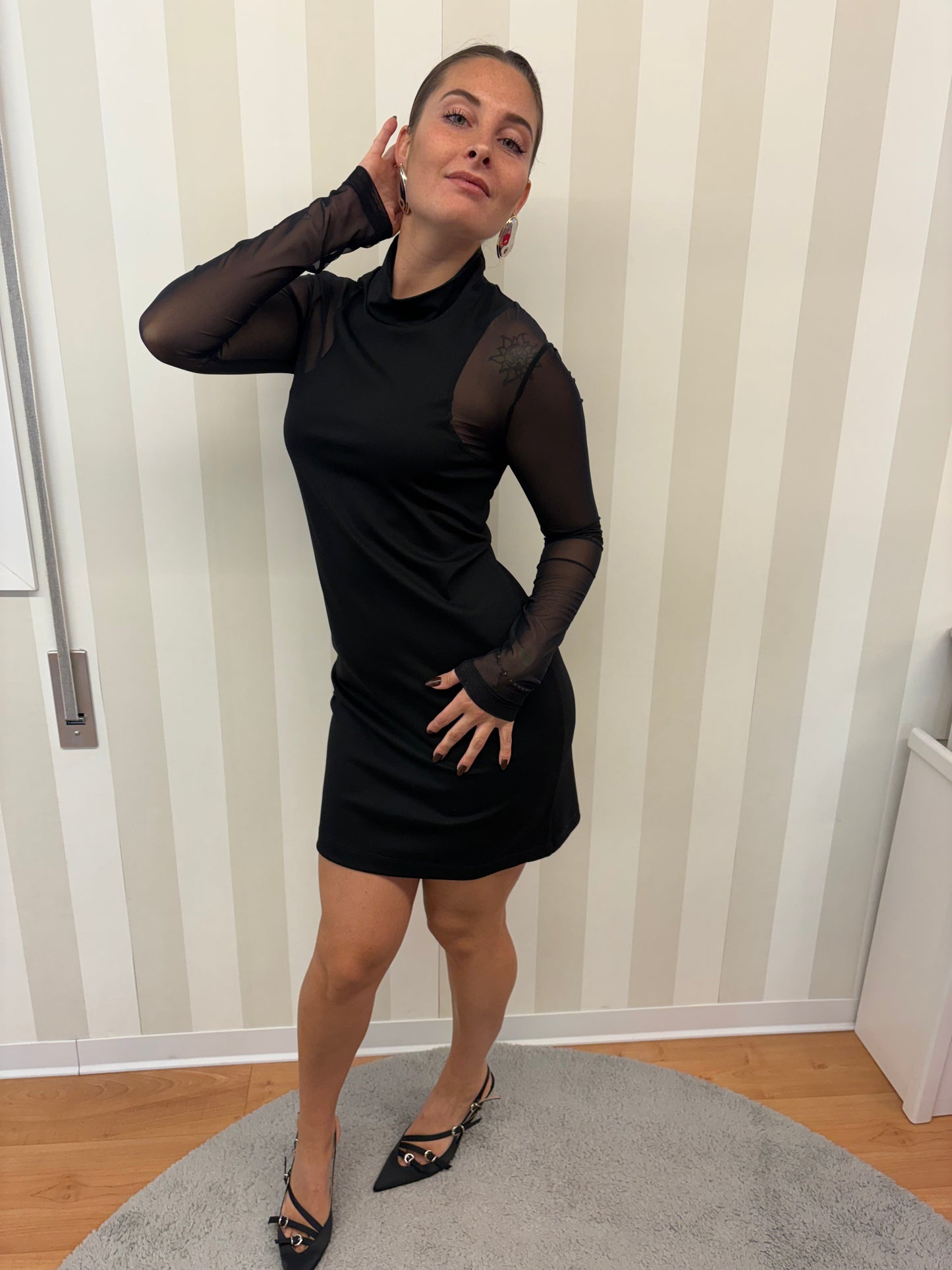 MINI DRESS CON MANICHE IN TRASPARENZA,JIJIL.