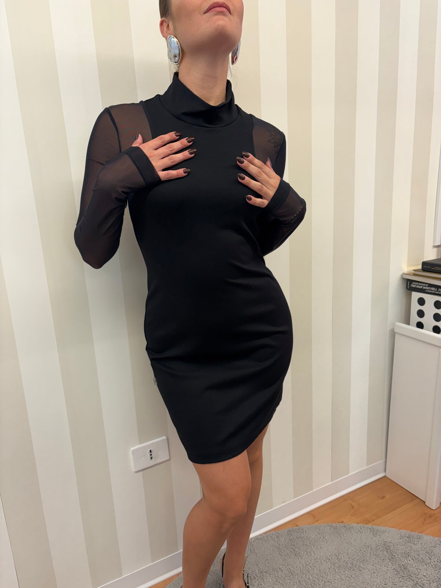 MINI DRESS CON MANICHE IN TRASPARENZA,JIJIL.