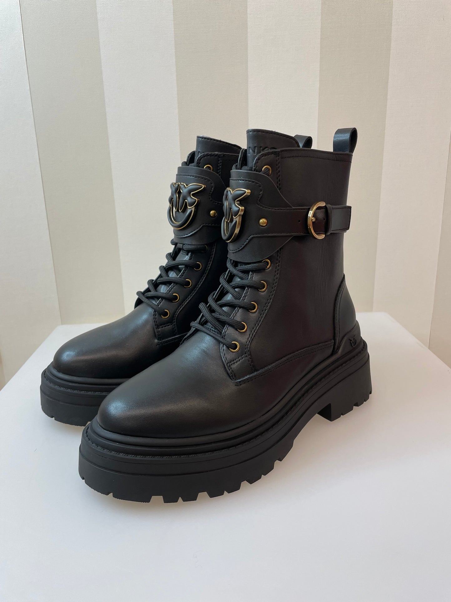 Anfibi in pelle con cinturino logato PINKO