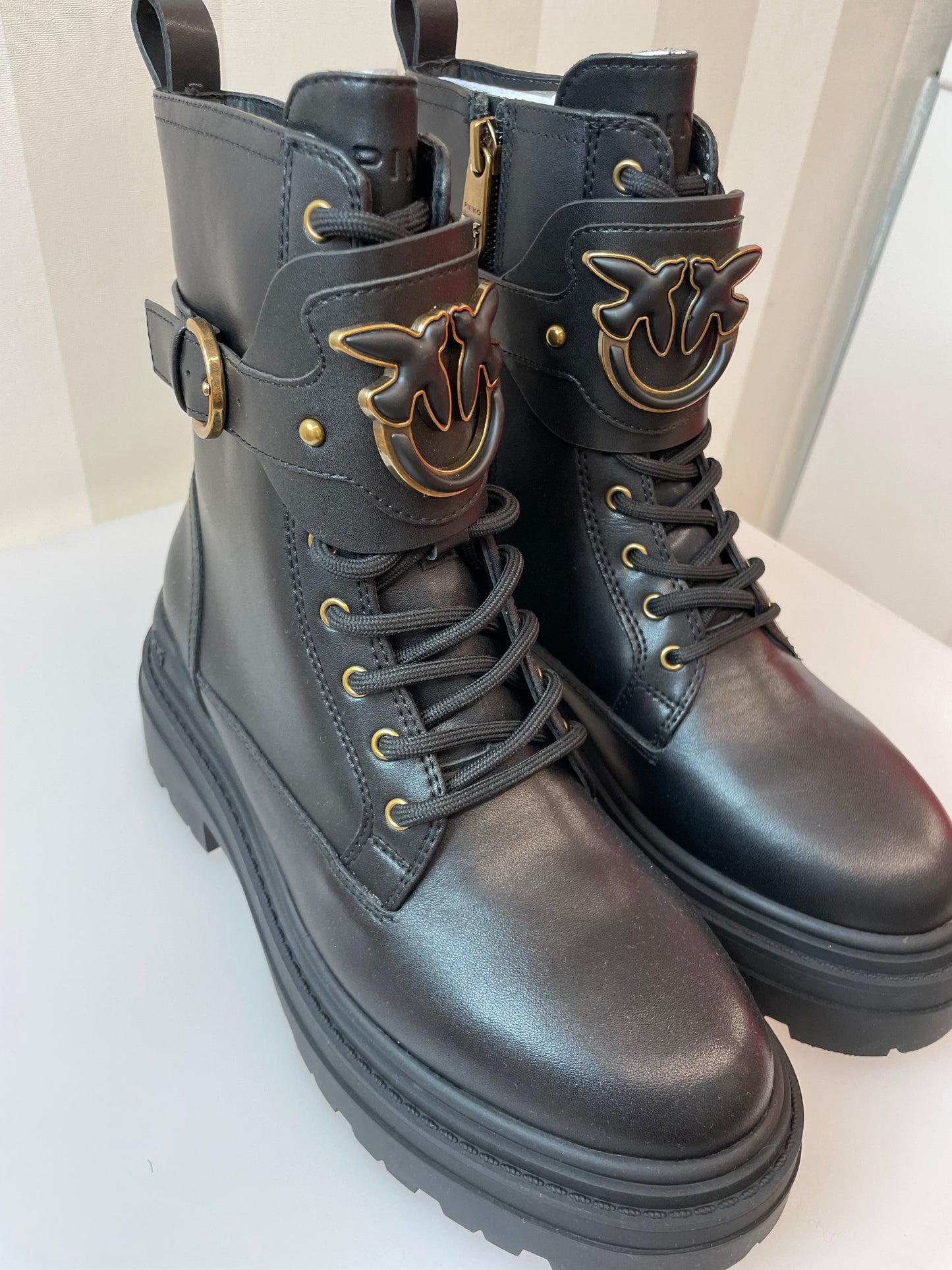 Anfibi in pelle con cinturino logato PINKO