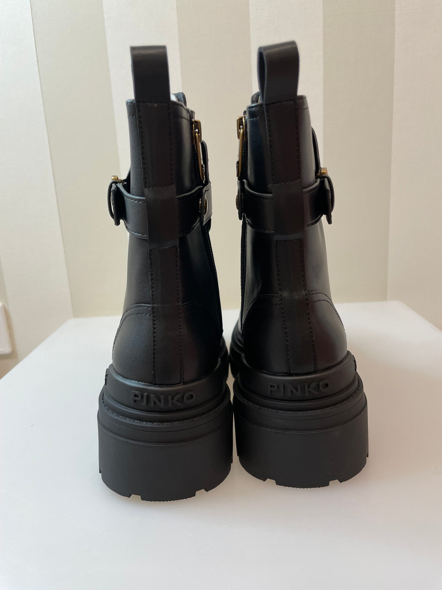 Anfibi in pelle con cinturino logato PINKO