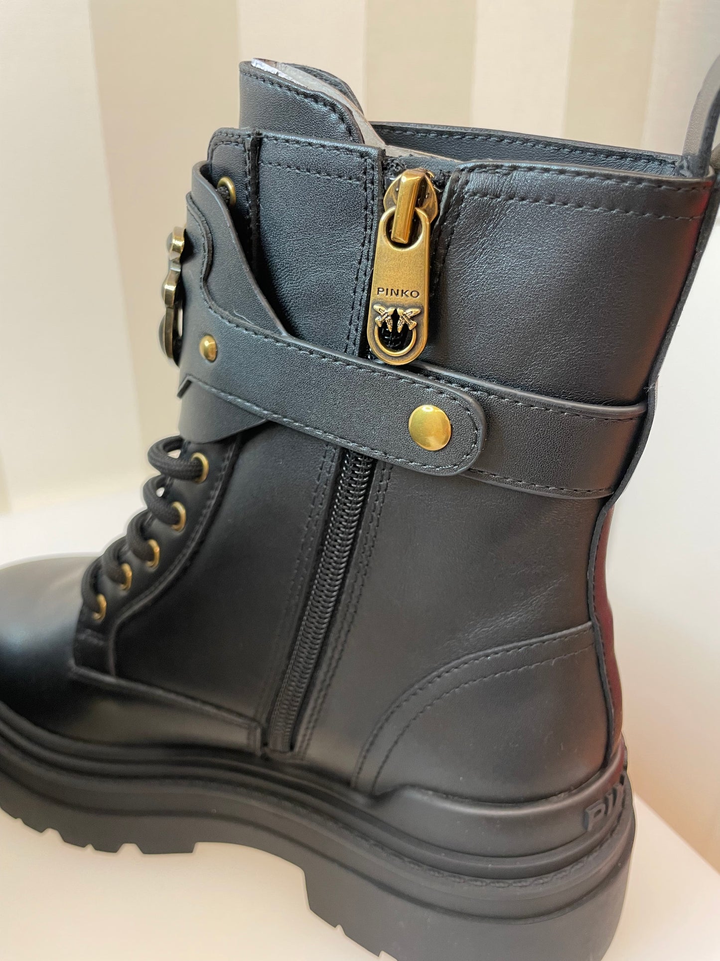 Anfibi in pelle con cinturino logato PINKO