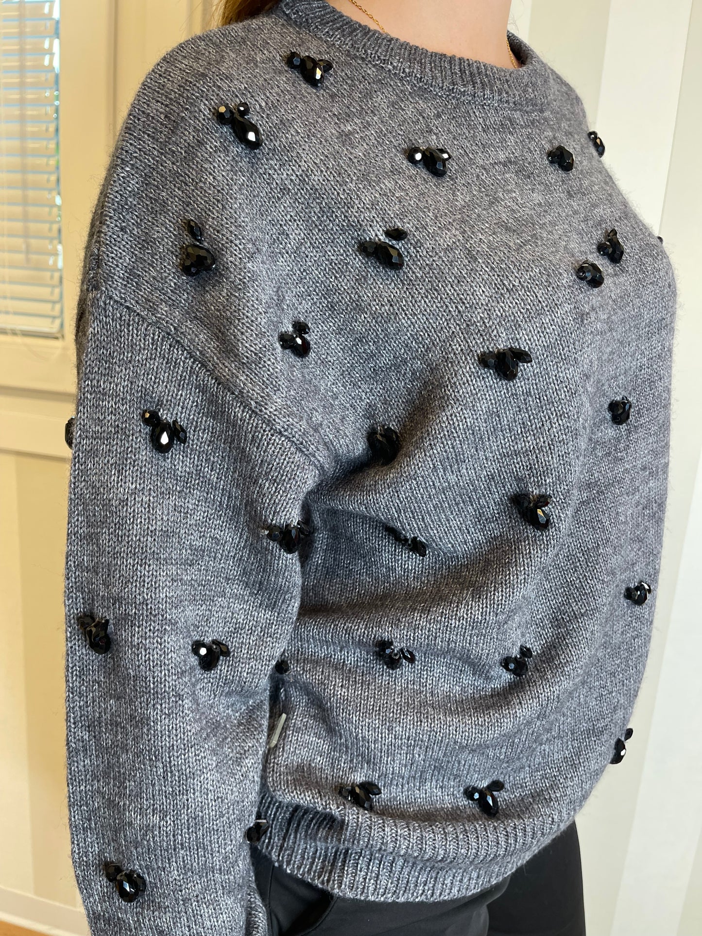 Maglione grigio con dettagli neri,JIJIL.