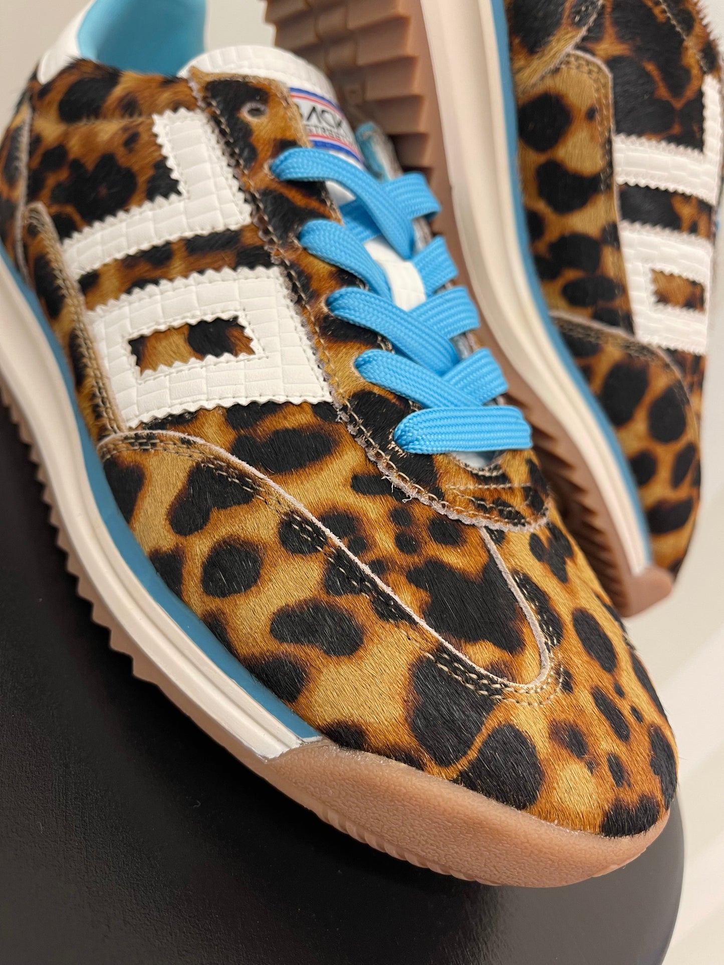 JOGGER TAN LEOPARD TURQUOISE LACES MILK 70,BACK70.