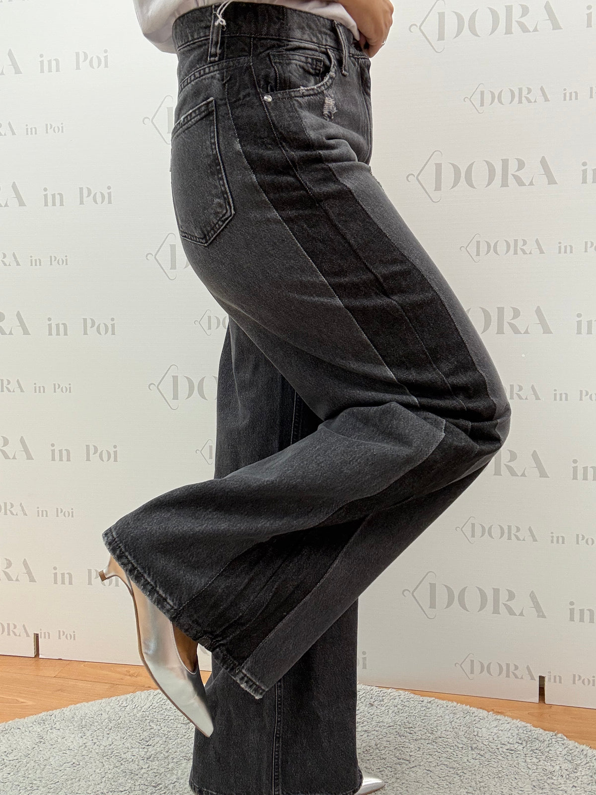 JEANS CON INSERTI A CONTRASTO,SO ALLURE.