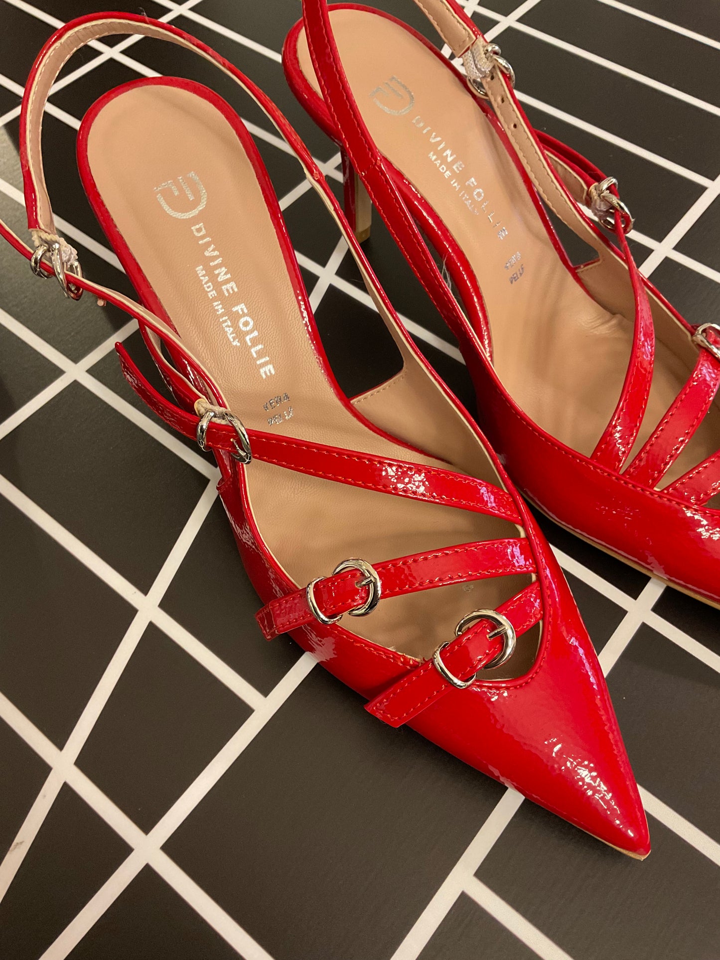 DÉCOLLETÉ SLINGBACK CON FIBBIE – DIVINE FOLLIE