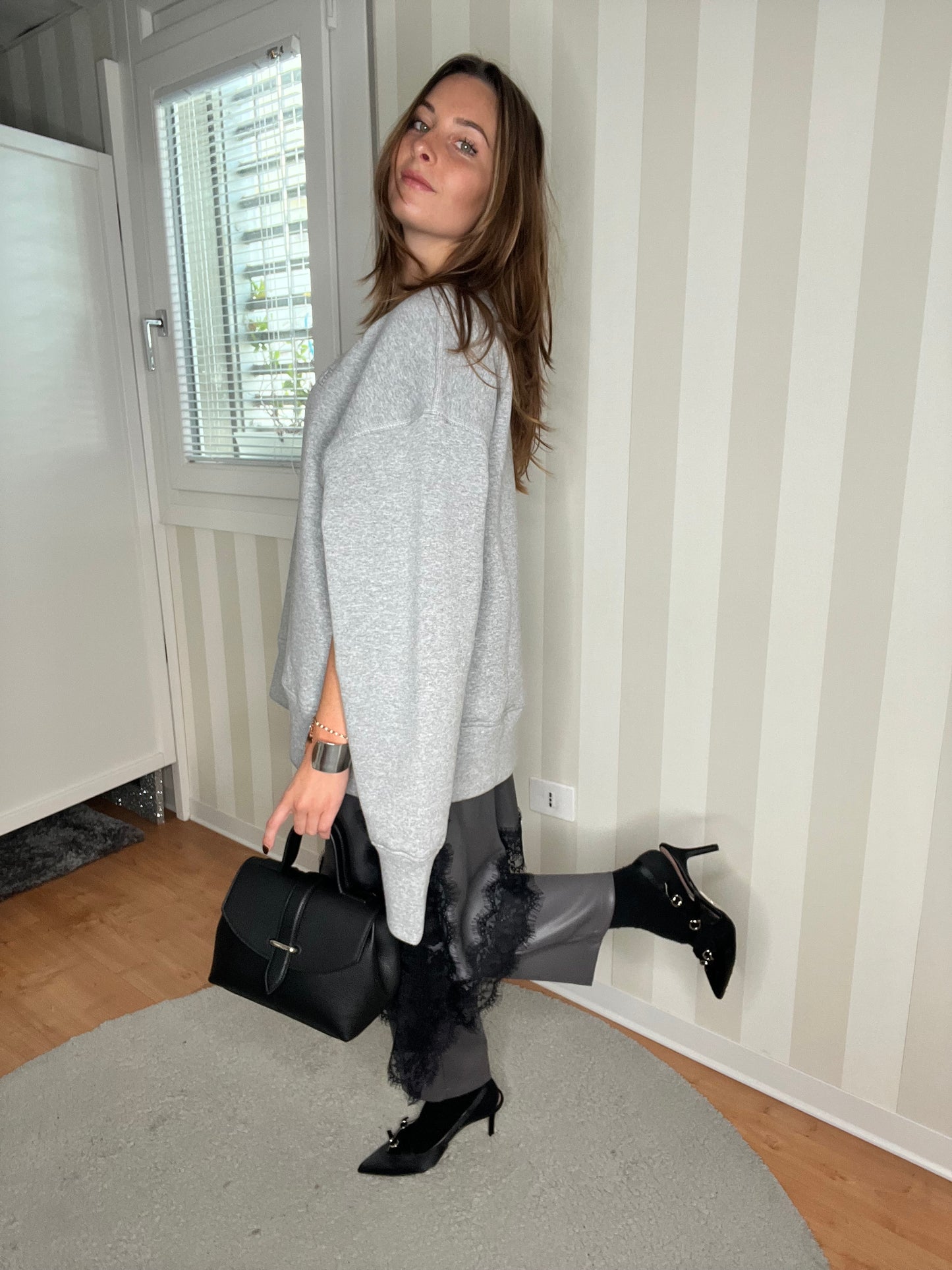 FELPA OVER CON MAXI SPACCHI,SOALLURE.