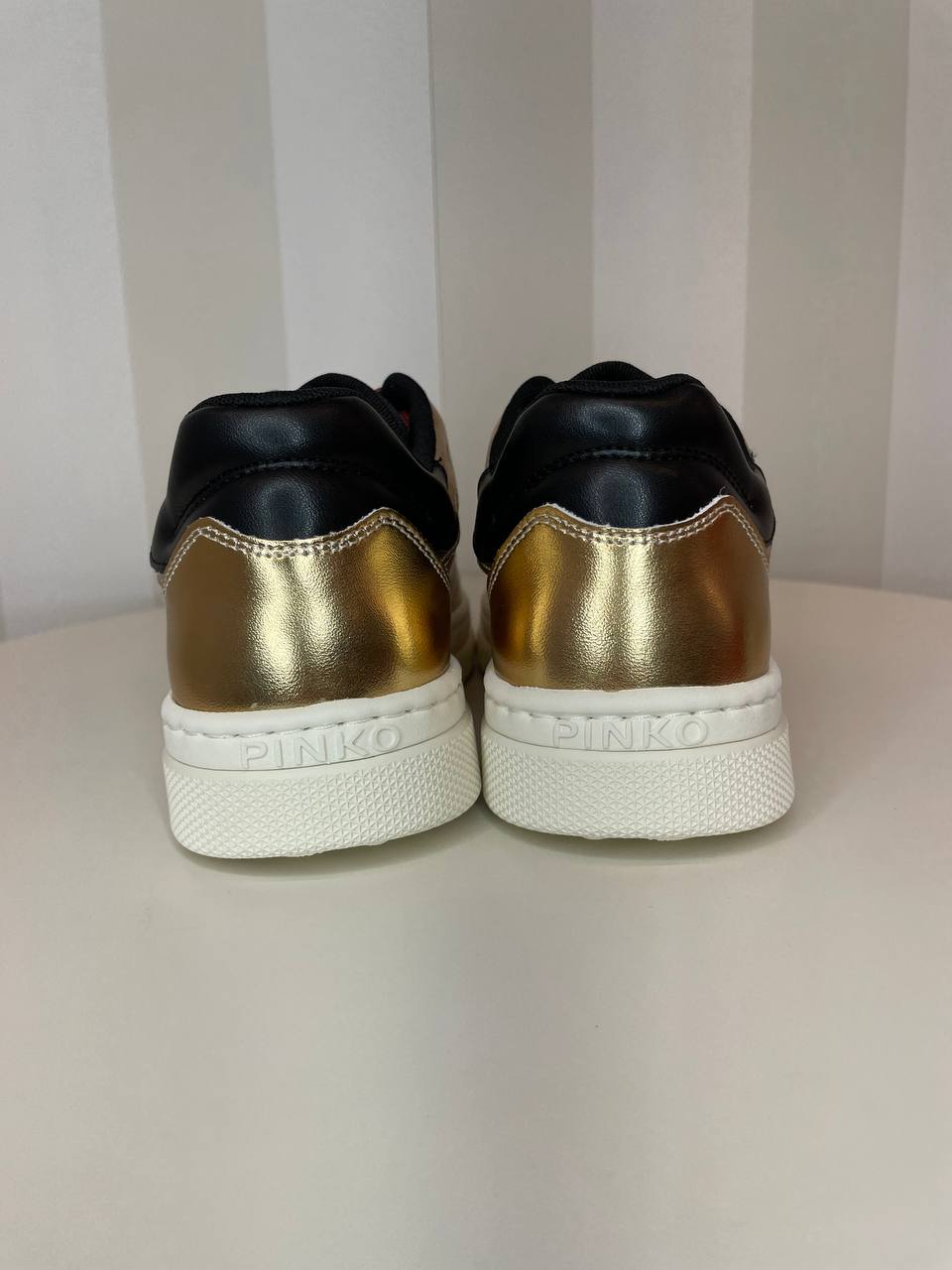 Sneakers in pelle laminata Pinko