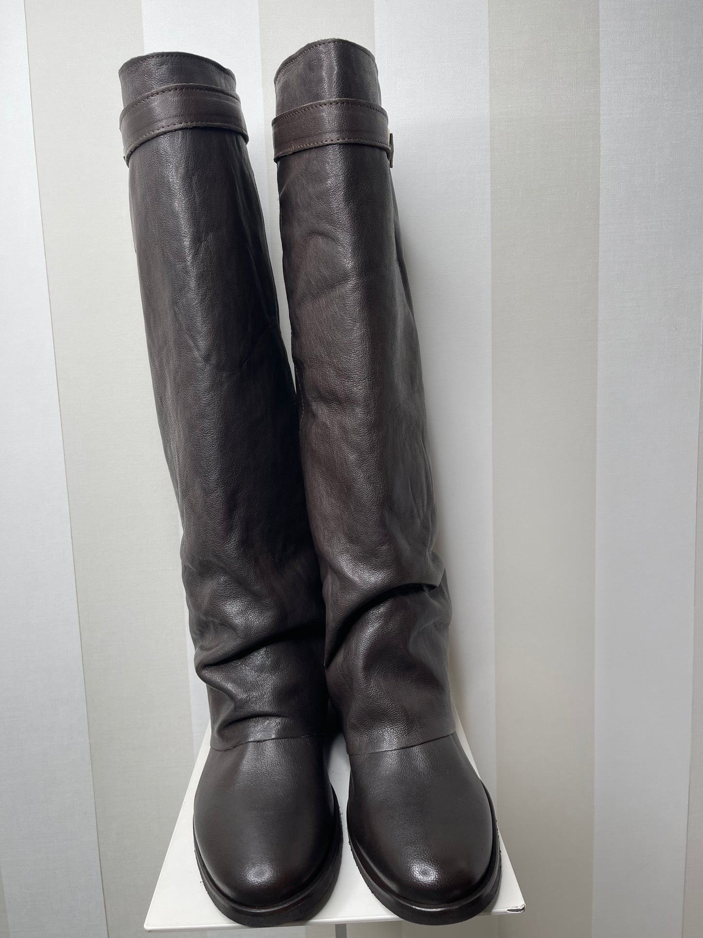 Stivale,DIVINE FOLLIE