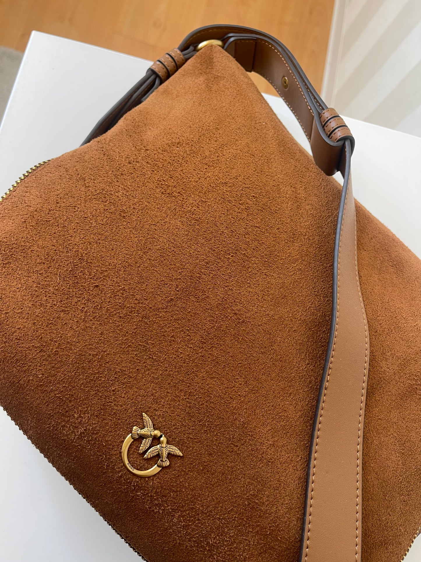 Borsa a spalla hobo media in suede con logo Love Birds,PINKO.