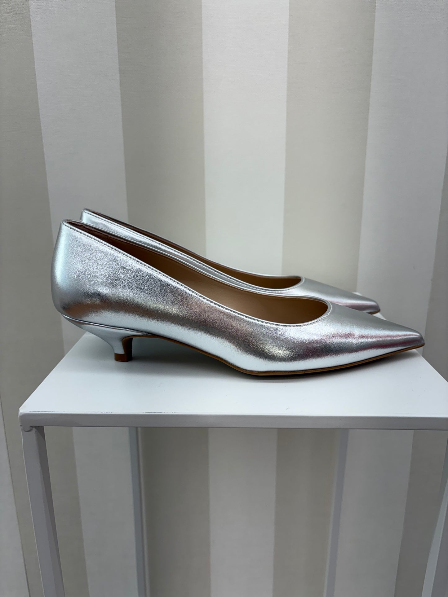 Décolleté kitten heels,DIVINE FOLLIE.