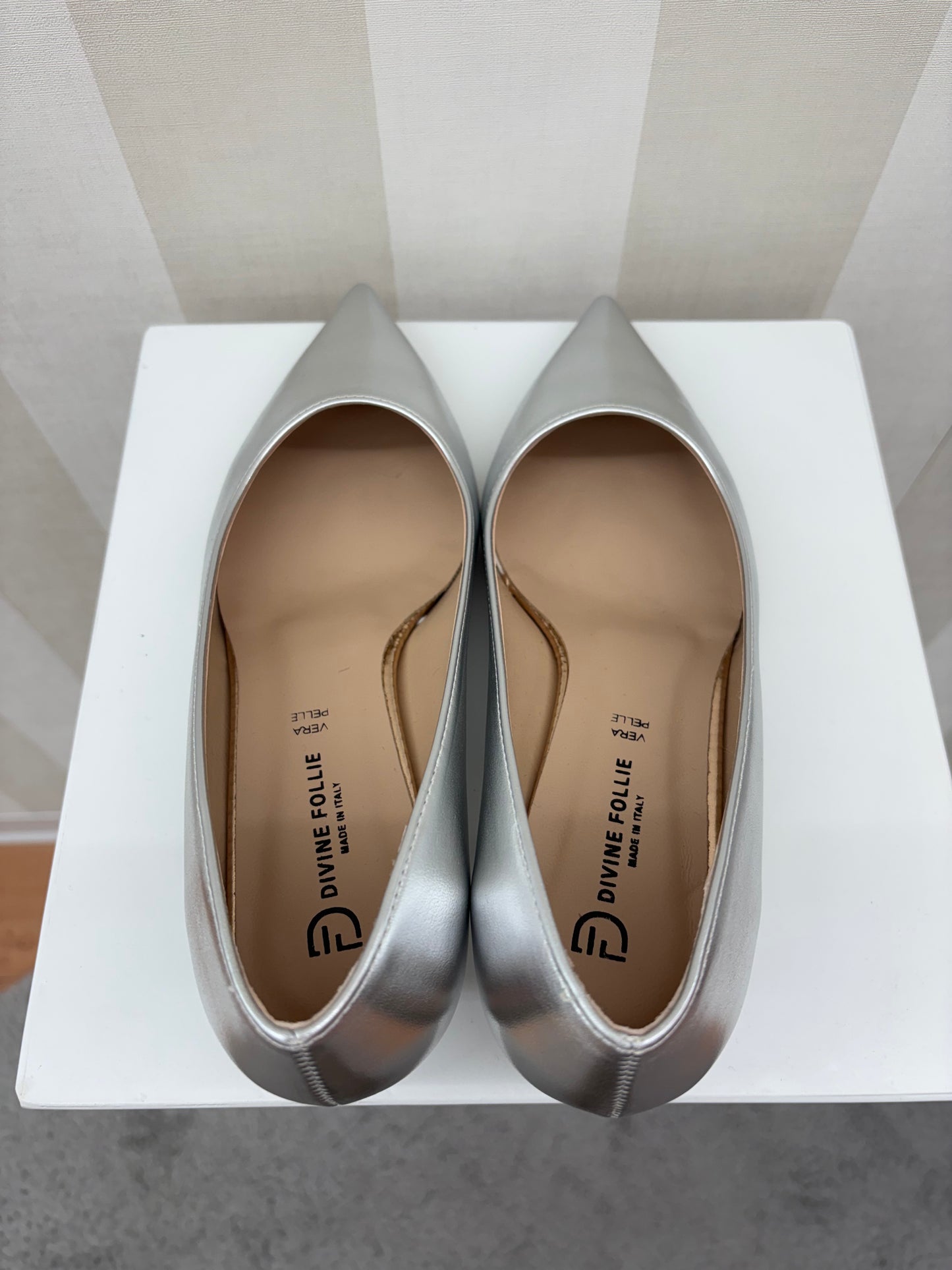 Décolleté kitten heels,DIVINE FOLLIE.