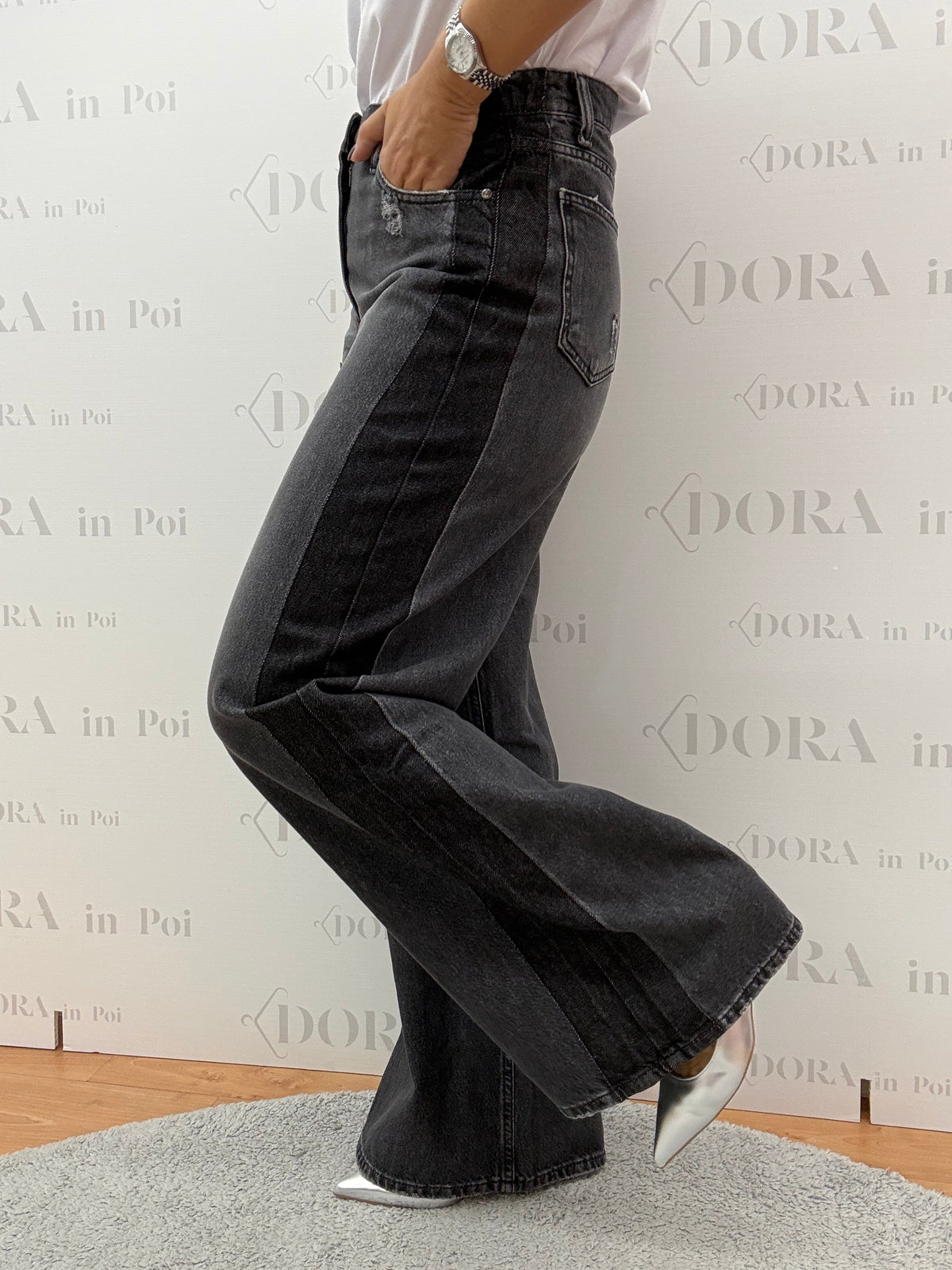 JEANS CON INSERTI A CONTRASTO,SO ALLURE.