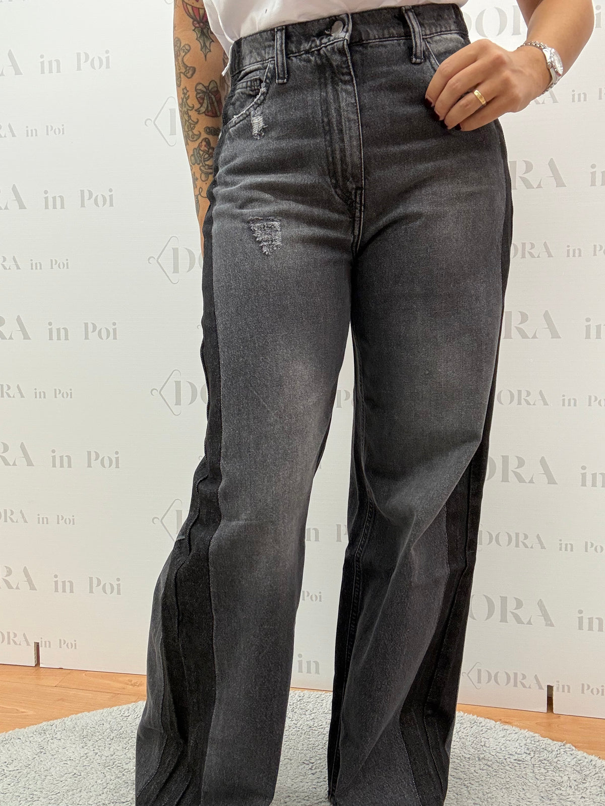 JEANS CON INSERTI A CONTRASTO,SO ALLURE.