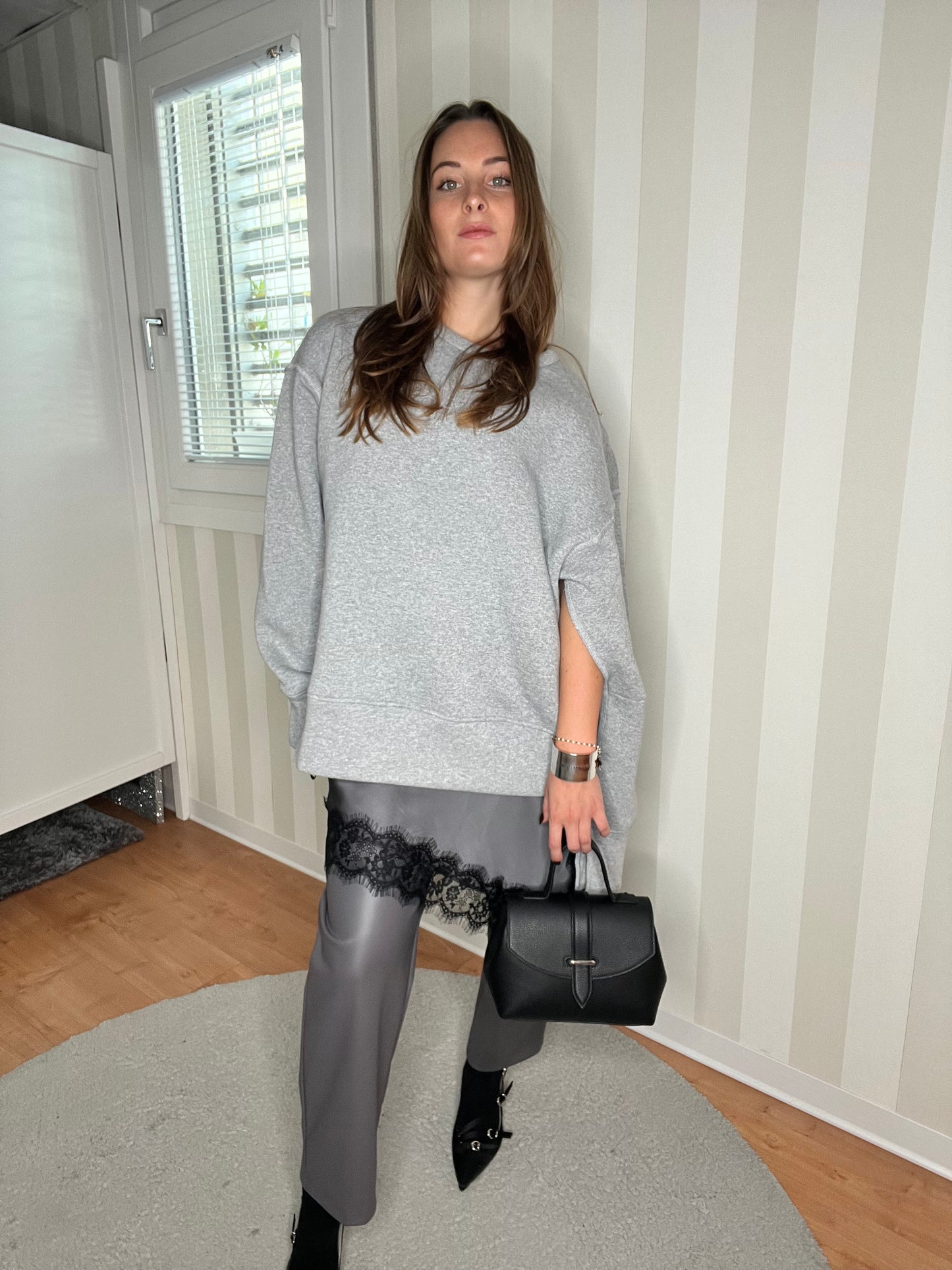 FELPA OVER CON MAXI SPACCHI,SOALLURE.