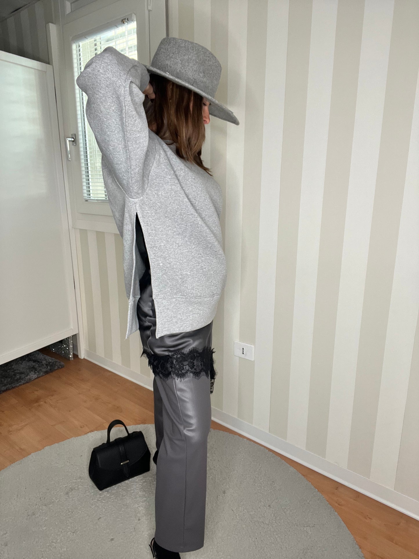 FELPA OVER CON MAXI SPACCHI,SOALLURE.